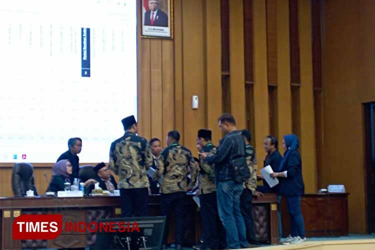 Pleno Rekapitulasi Suara Kecamatan Pertama Berjalan Alot, Satu TPS Kasembon Hitung Ulang