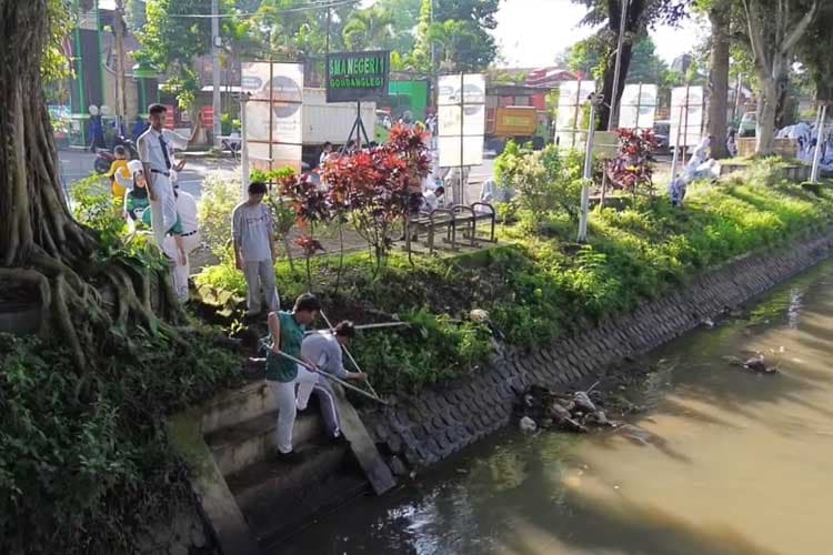 Siswa SMAN 1 Gondanglegi Malang Aksi Bersih Sungai
