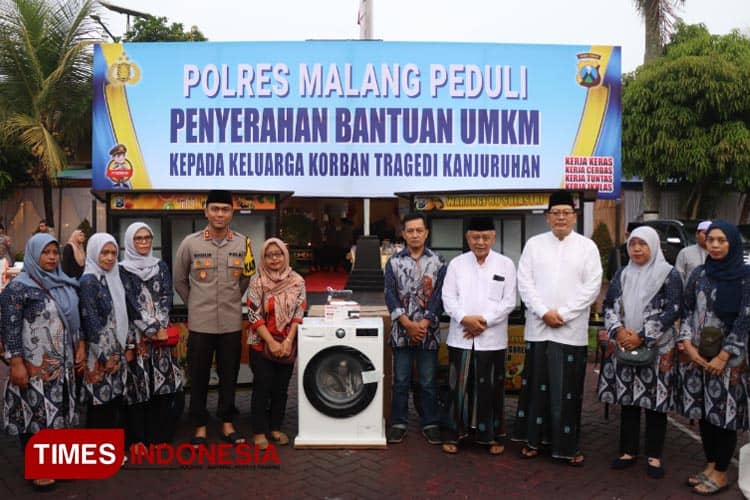 Kapolres Malang Serahkan Bantuan UMKM Bagi Keluarga Korban Tragedi Kanjuruhan