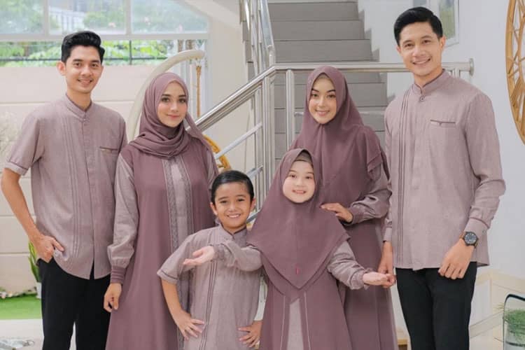 10 Warna Baju Seragaman Keluarga yang Bakal Tren di Lebaran 2024