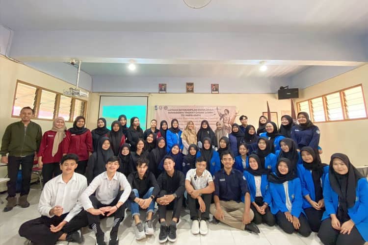 Kolaborasi HMPS Yuris dan HMF Hukum Gelar Training Organization Leadership Transition and Success Planning
