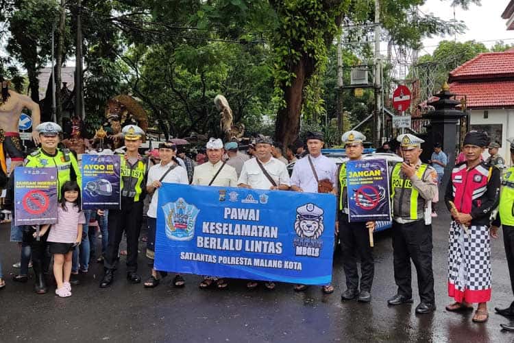 Pawai Ogoh Ogoh di Kota Malang, Polisi Ikut Sosialisasikan Keselamatan Lalu Lintas