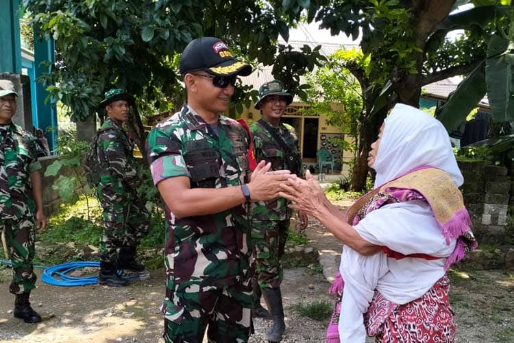 Cerita Manis Satgas TMMD dan Mbah Lasmiyati Penerima Bantuan di Desa Brengkok