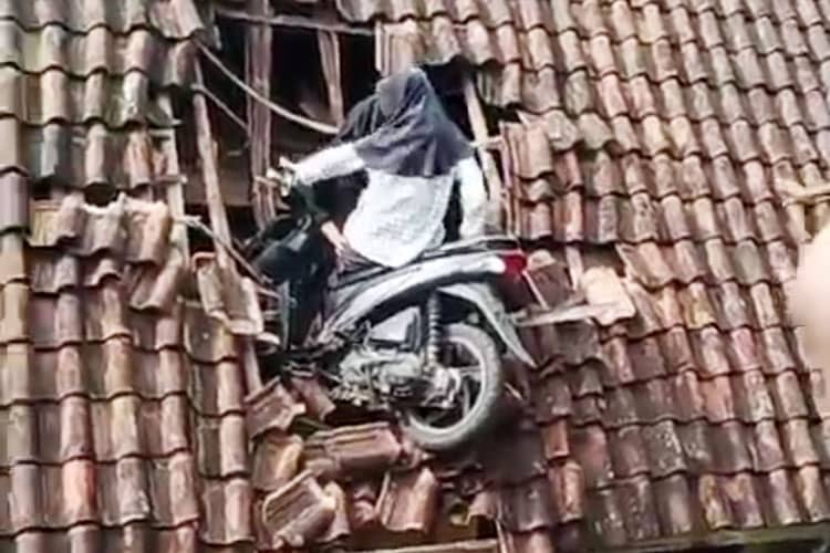 Heboh, Video Kecelakaan Motor Menabrak Atap Rumah di Culamega Tasikmalaya