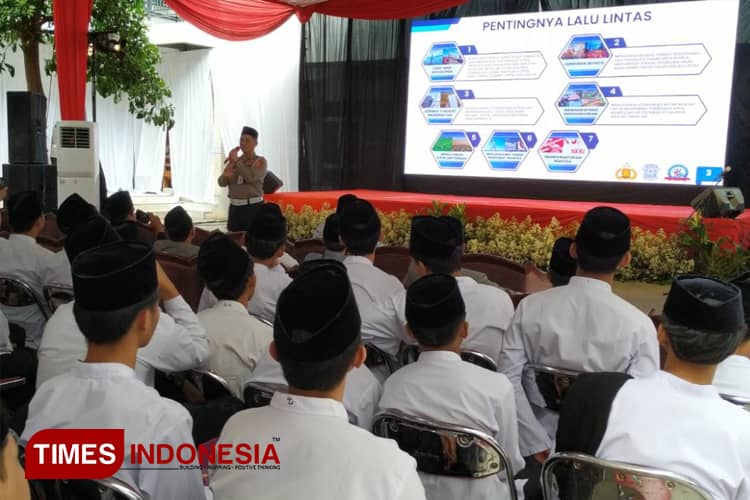 Tingkatkan Disiplin Berlalu Lintas Para Santri, Trimandara Sambangi Ponpes di Kediri