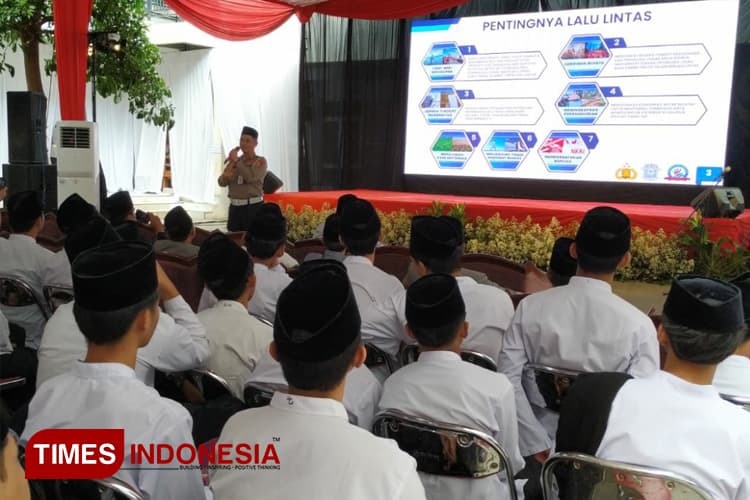 Tingkatkan Disiplin Berlalu Lintas Para Santri, Trimandara Sambangi Ponpes di Kediri