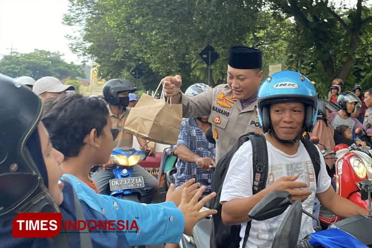 1000 Takjil Gratis Polresta Banyuwangi, Ludes Sekejap!
