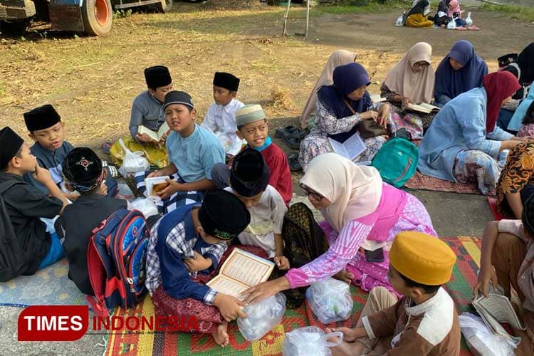 Ngabuburit Menggemakan Al Quran ala Pelajar MI Al Ikhlas