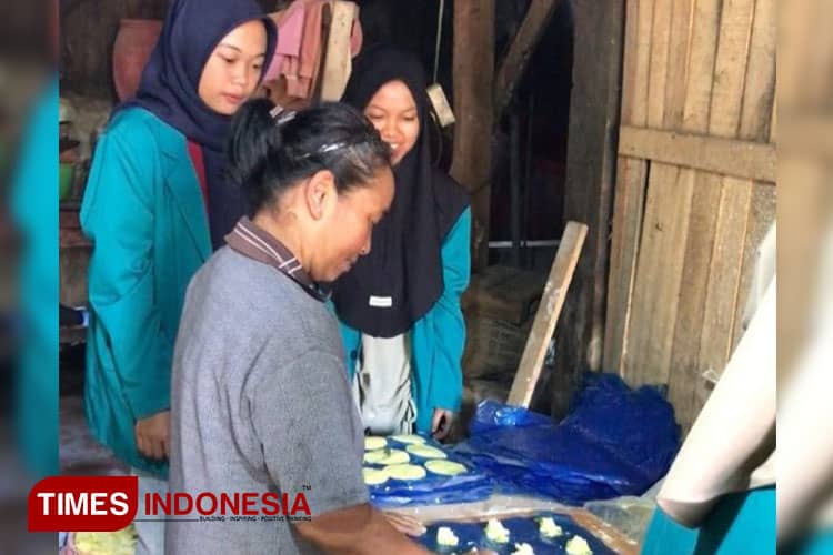 KSM Tematik Unisma Malang Mendata Sertifikasi Halal di UMKM Dusun Pohkecik