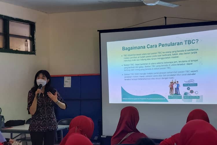 Peringati Hari Tuberkulosis Sedunia, Ubaya Bagikan Kit dan Beri Penyuluhan di Putat Jaya