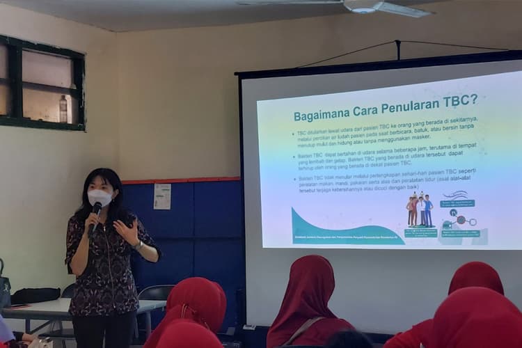 Peringati Hari Tuberkulosis Sedunia, Ubaya Bagikan Kit dan Beri Penyuluhan di Putat Jaya
