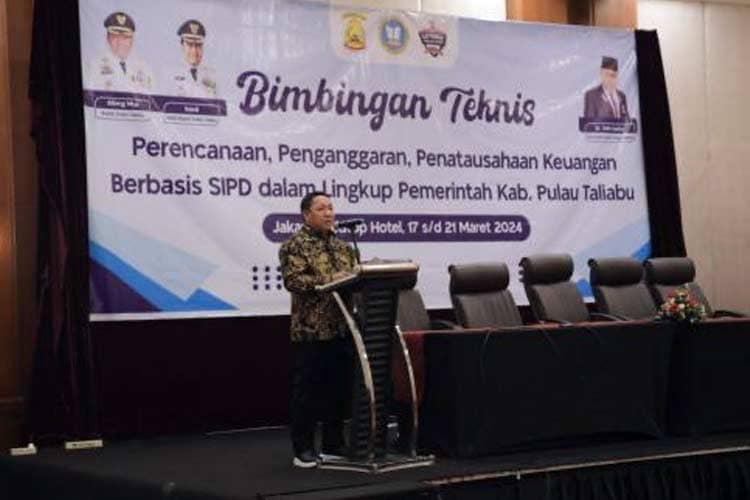 Buka Bimtek SIPD, Bupati Aliong Berharap Bisa Diaplikasikan Sebaik Mungkin