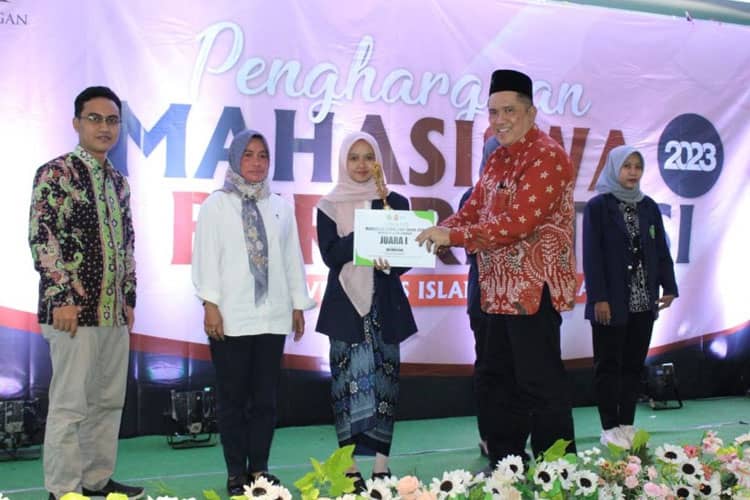Ratusan Mahasiswa Berprestasi Dapat Penghargaan dari Unisla