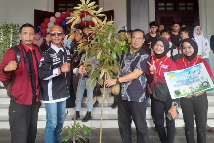 Alfamart Sumbang Bibit Pohon Buah-Buahan di Safari Ekologi dan Kenduri Kali
