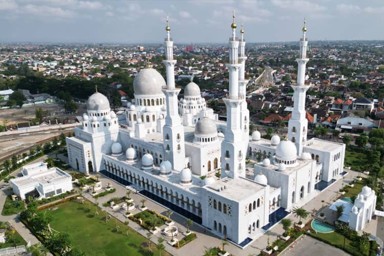 Masjid Raya Sheikh Zayed Solo, a Symbol of Cultural Harmony