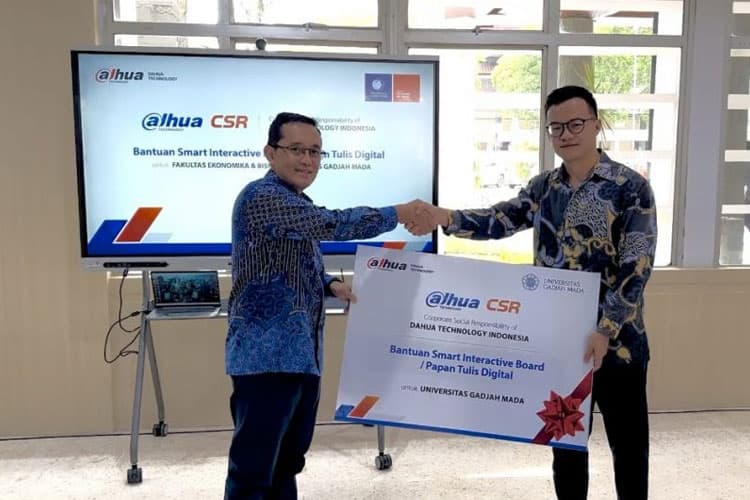 Dukung Pendidikan Berkualitas di Indonesia, Dahua Serahkan Interactive Board ke FEB UGM