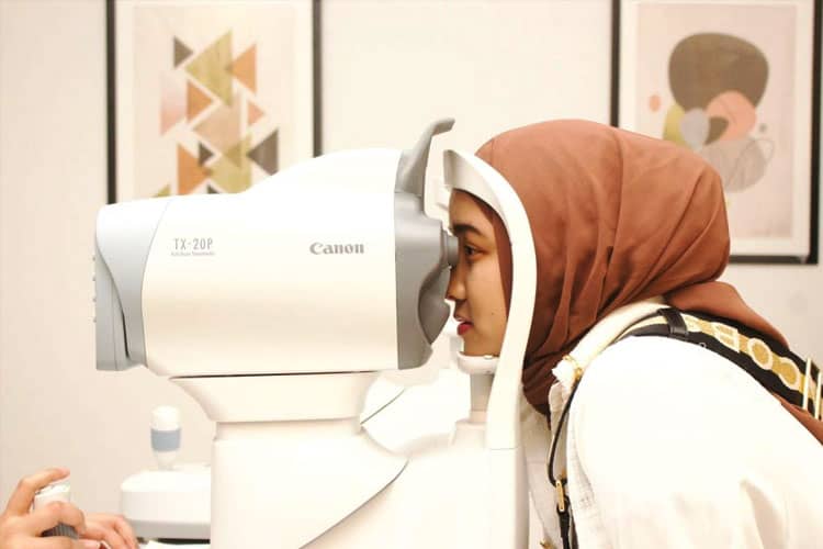 Setelah 20 Tahun, Vabella Widitiar Akhirnya Lasik! Minus 10 Jadi 0