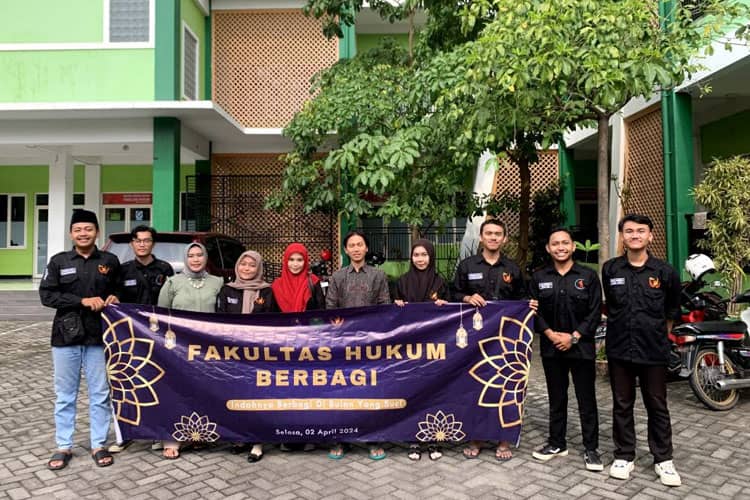 Raih Kemuliaan Bulan Ramadan, BEM-DPM Fakultas Hukum Unisla Bagikan Ratusan Takjil dan Sembako