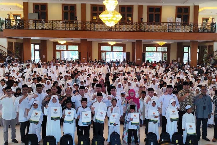 Khofifah dan Baznas Santuni 500 Anak Yatim di Kota Probolinggo