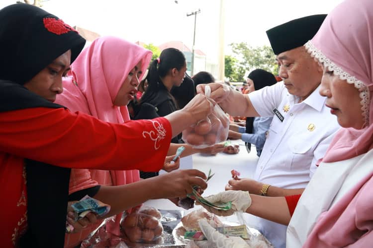 Buka Operasi Pasar Murah, Bupati Sekaligus Sidak Harga Pangan di Pasar Dampit
