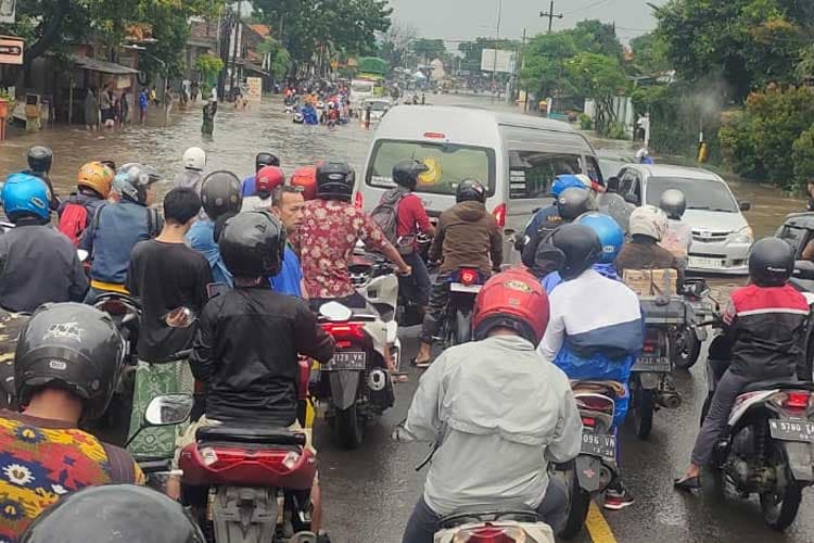 Jalur Pantura Kraton-Pasuruan Lumpuh Total Akibat Banjir, Arus Mudik Terhambat!