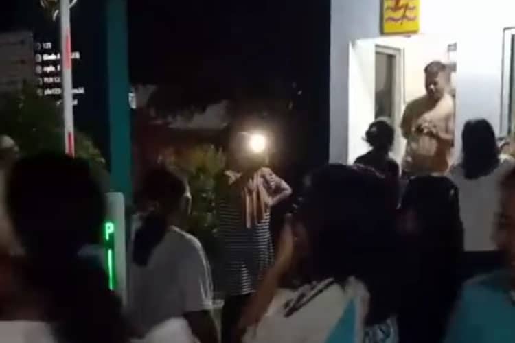 Listrik Mati Semalaman, Emak-Emak Geruduk Kantor PLN Besuki