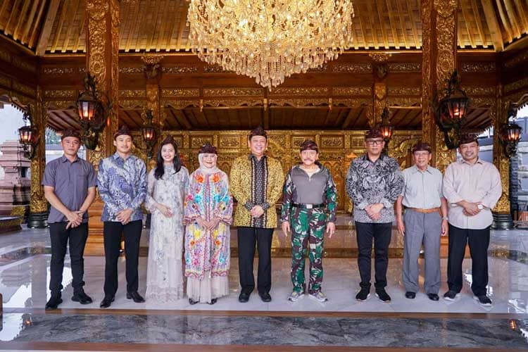Kunjungi Kraton Majapahit, Ketua MPR RI Apresiasi Gagasan AM Hendropriyono Lestarikan Budaya