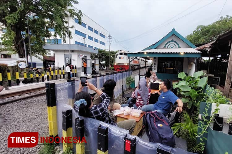 Kafe Djavu Probolinggo, Tempat Nongkrong Asyik dengan Nuansa Perlintasan Kereta Api