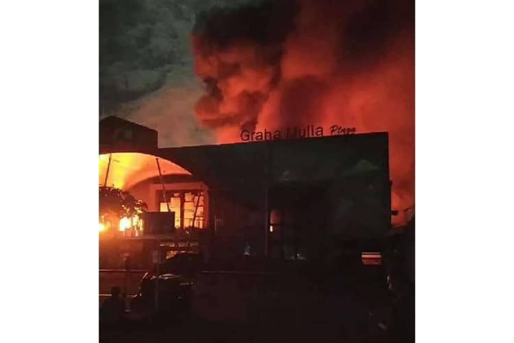 GM Plaza Lumajang Dilalap Api, Damkar Kota Probolinggo Langsung Bergerak!
