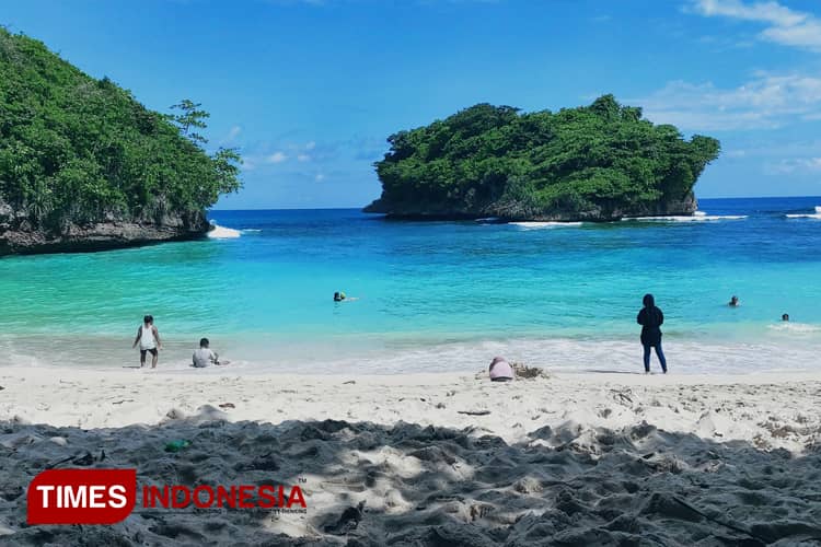 Bermain Bersama Ombak: Mengakhiri Petualangan di Teluk Asmara