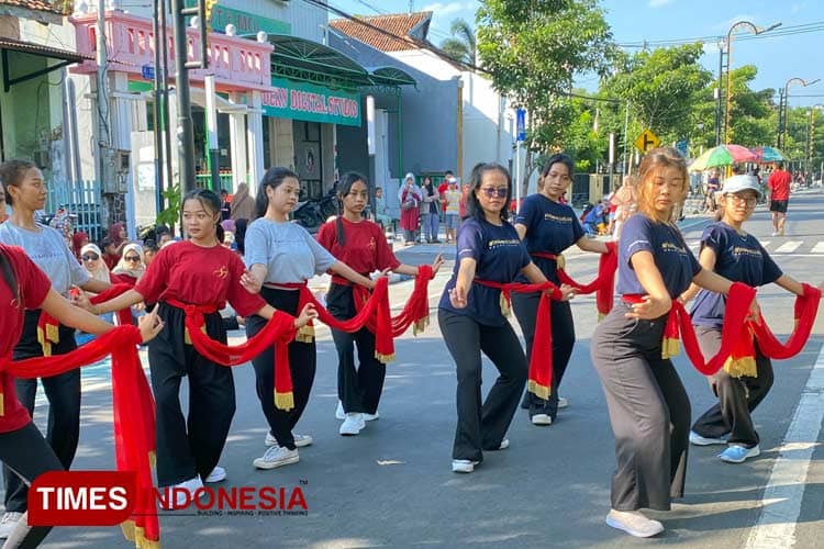 Semarak Peringatan Hari Tari dengan Tari Massal di CFD Jombang