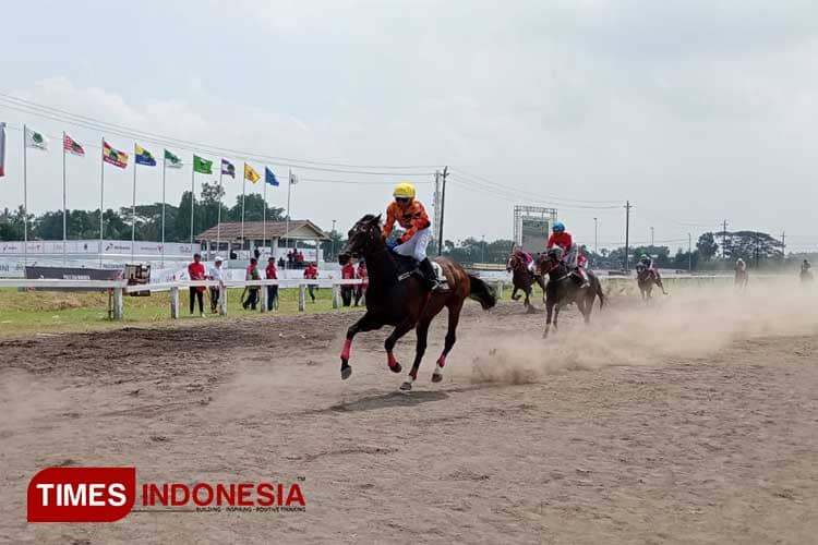 Ribuan Warga Antusias Saksikan Kejuaraan Pacuan Kuda di Stadion Sultan Agung Bantul