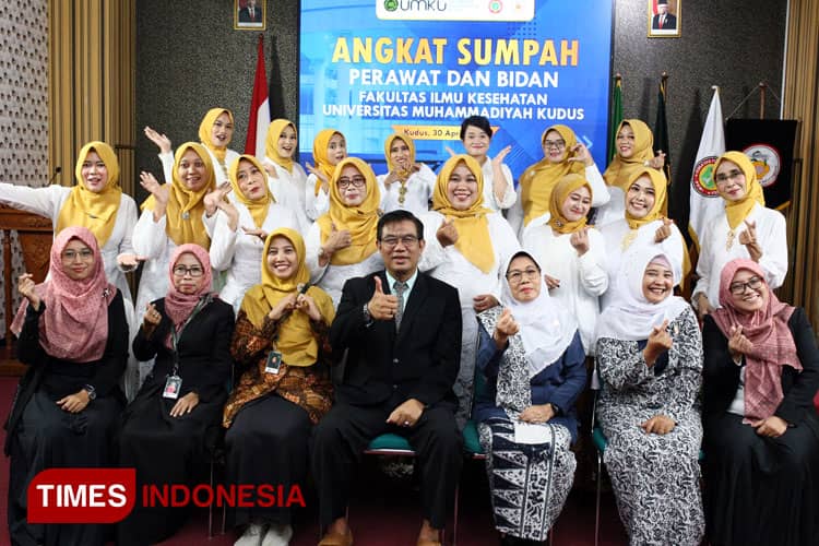 Tingkatkan Profesionalisme, Bidan dan Ners UMKU Kudus Jalani Sumpah Profesi