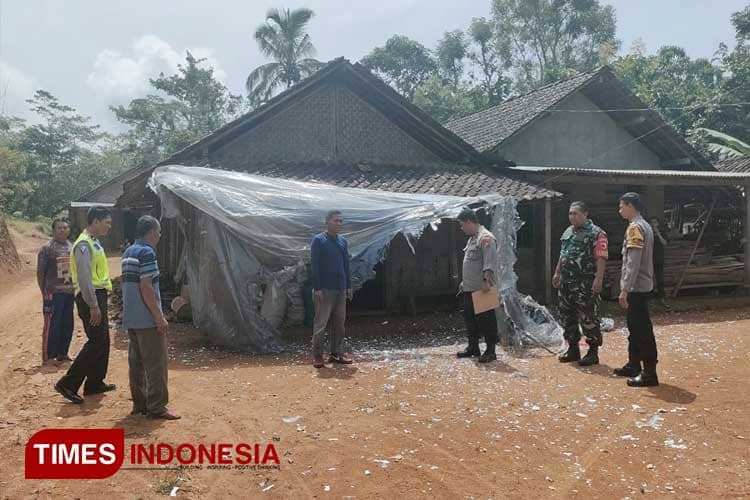 Balon Udara Jatuh Timpa Rumah Warga, Kapolres Pacitan: Waspadai Tradisi Berbahaya