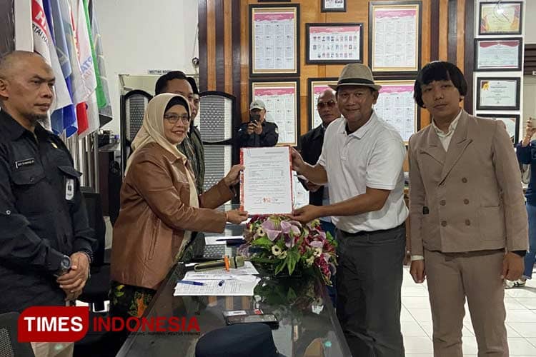 Dua Paslon Independen Daftar ke KPU Kota Malang, Ada Sam HC dan Rizky Boncell