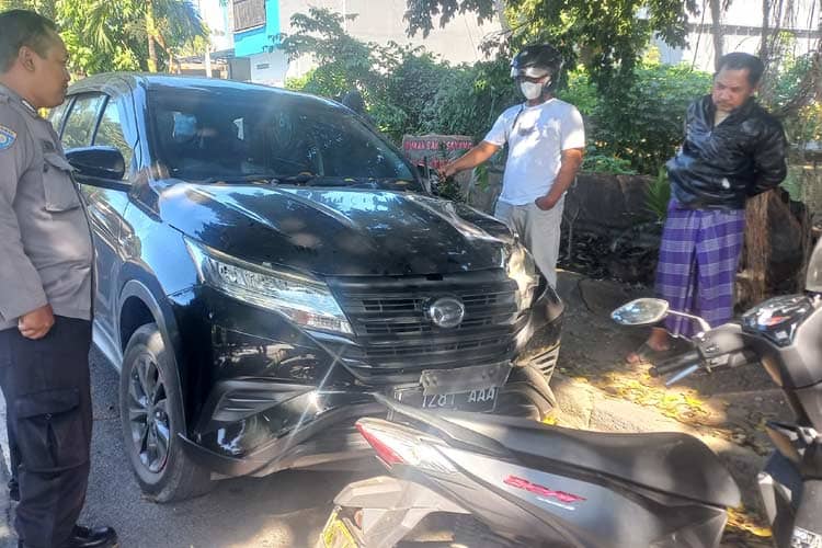 Warga Probolinggo Dihebohkan Mobil Misterius, Seminggu Terparkir di Pinggir Jalan