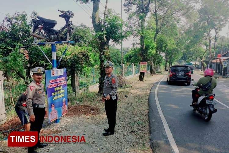 Motor Ringsek Dijadikan Monumen Peringatan Kecelakaan di Majalengka