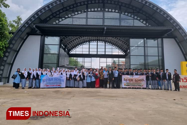 SMA Darul Ulum 2 Unggulan BPPT Jombang Berangkatkan 50 Siswa Sister School ke Thailand