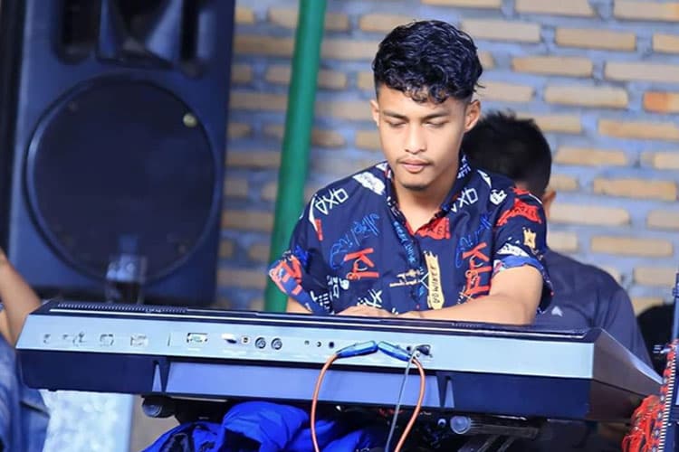 Sosok GENESIS LUBIS! Mengembangkan Musik Tradisional Batak & Modern Hingga ke Kalimantan