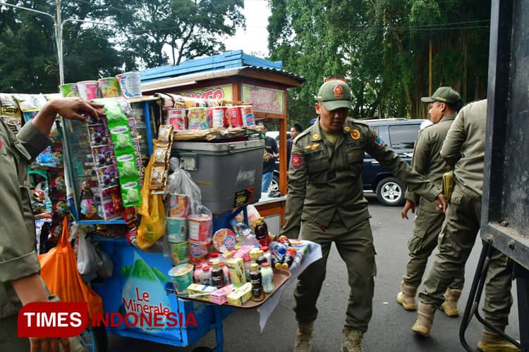 PKL Semburat Saat Kedatangan Satpol PP, Alun-alun Merdeka Malang Langsung Bersih
