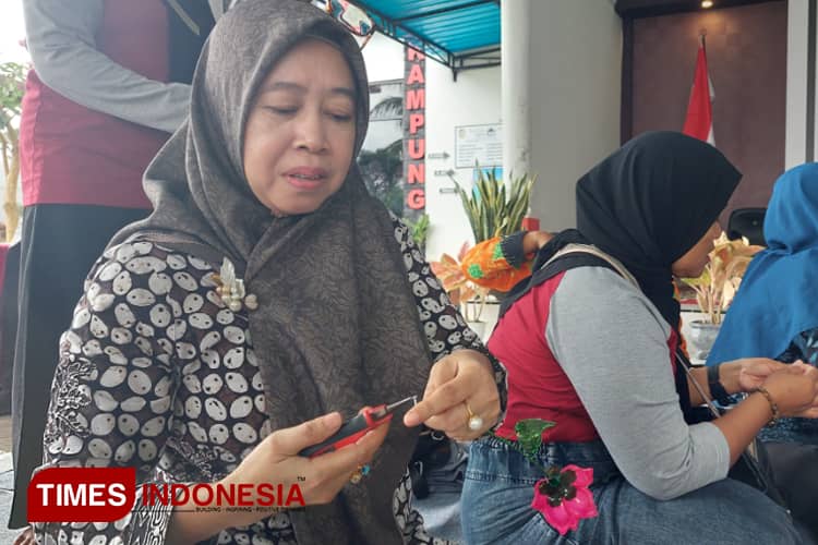 Emak-Emak di Banyuwangi Bisa Raup Cuan dari Aksesoris Menarik Berbahan Manik-Manik