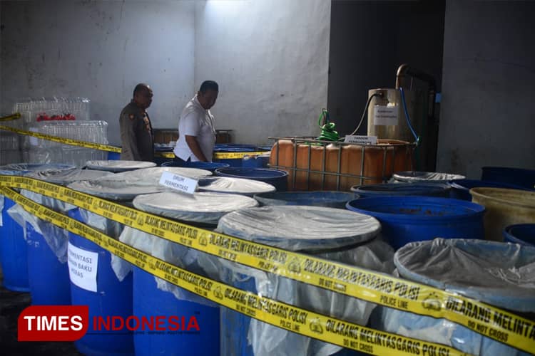 Satresnarkoba Polres Malang Tangkap Pelaku Produksi Ilegal Miras Arak Trobas di Pakis