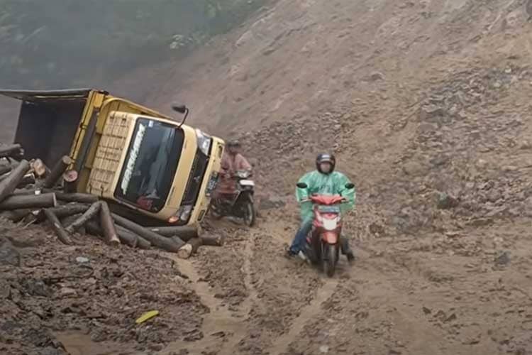 Truk Pasir dan Sepeda Motor Tertimbun Longsor di Piket Nol Lumajang