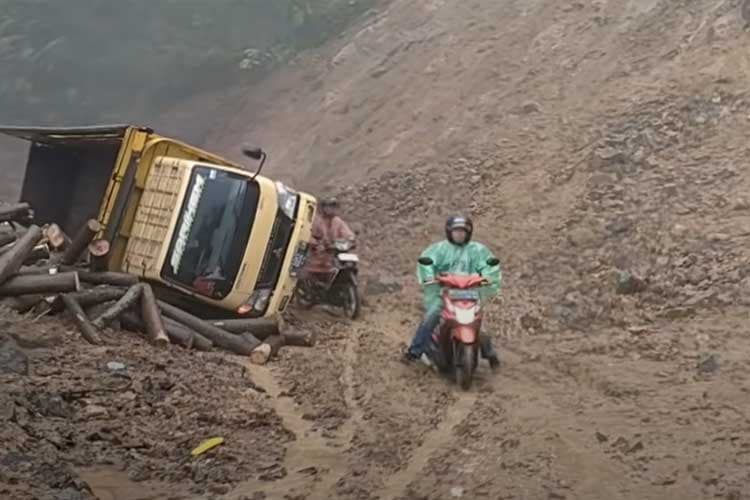 Truk Pasir dan Sepeda Motor Tertimbun Longsor di Piket Nol Lumajang