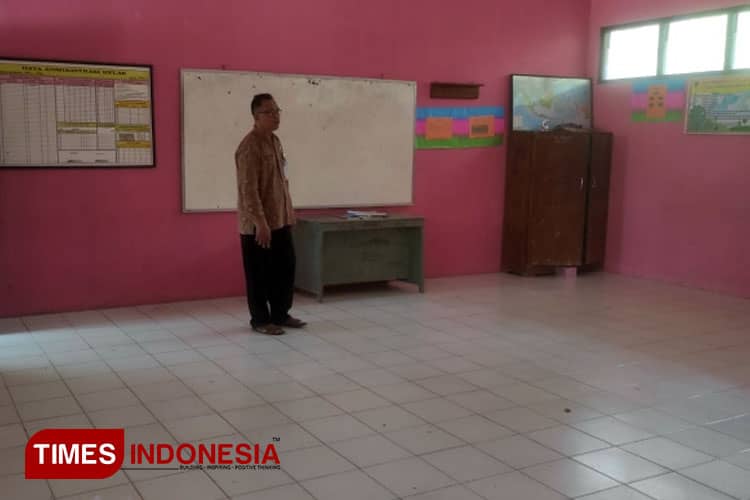 Memprihatinkan, SD di Banjarnegara Kekurangan Meja Kursi, Siswa Terpaksa Belajar dengan Lesehan