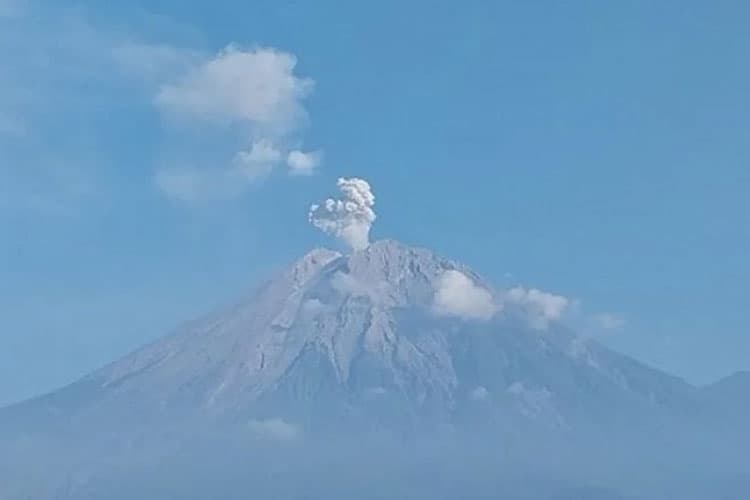 Gunung Semeru Lumajang Erupsi Beberapa Kali, Kolom Abu Terpantau Hingga 900 Meter