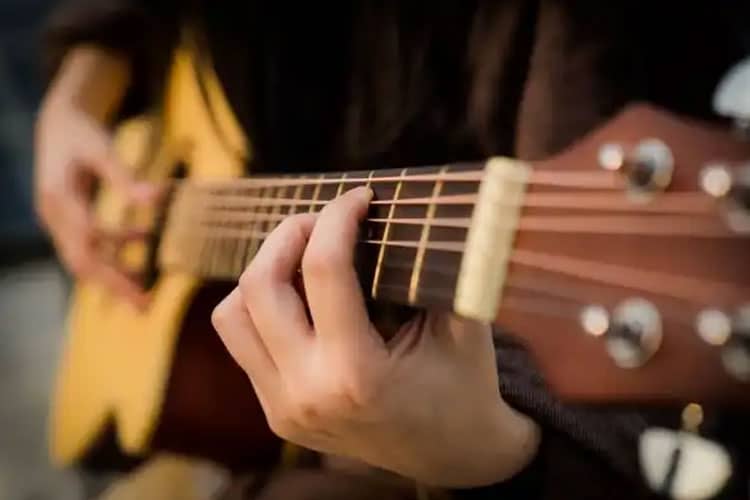Inilah Chord Gitar yang Paling Sering Digunakan dalam Lagu Populer!