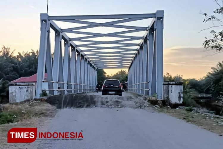 Bersama Warga, Pemerintah Aceh Perbaiki Jembatan Kuala Tripa di Nagan Raya