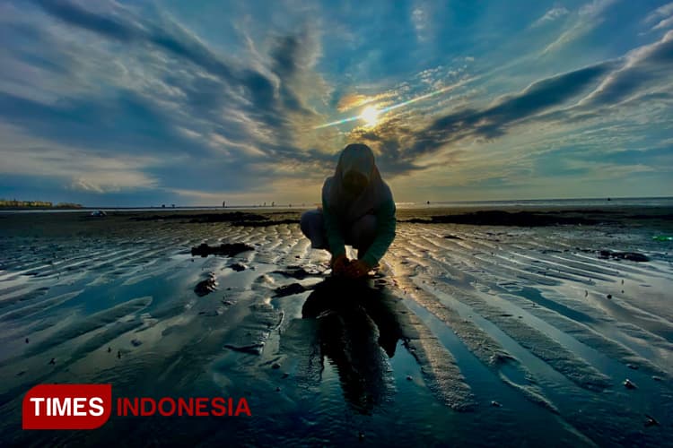 Panorama Keindahan Pantai Greenting Probolinggo, Sunset Jadi Daya Tarik