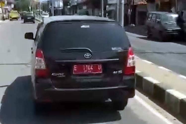 Viral Mobil Dinas Pelat Merah Halangi Laju Damkar di Kabupaten Majalengka